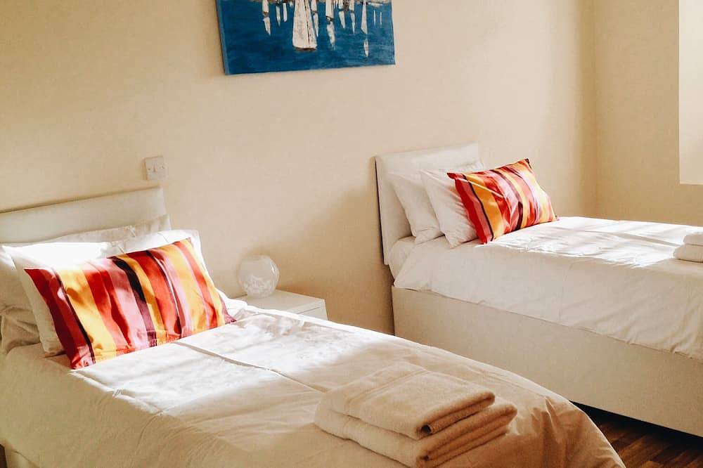Entire apartment, Spacious Duplex Apartment Sleeps 8 in Gosport, Hampshire