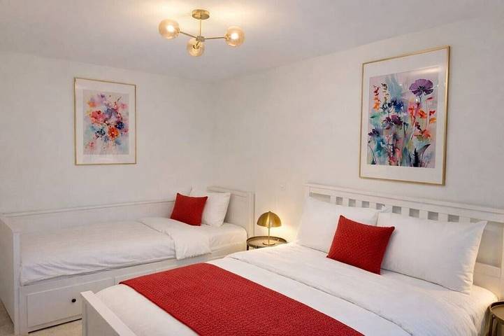 Ganze Wohnung, Jungfrau View Luxury Apartment with BBQ and AC at Interlaken West Station by SwissDreamLiving in Interlaken, Thunersee