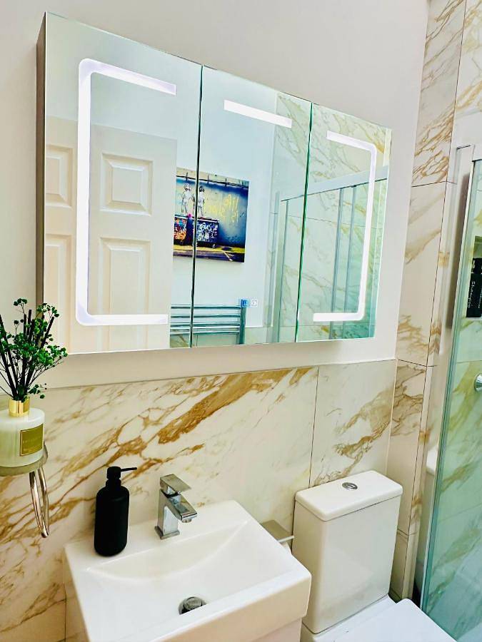 Modern Self-Contained Studio Annexe with Kitchenette and Private Entrance in Risinghurst and Sandhills, Oxford