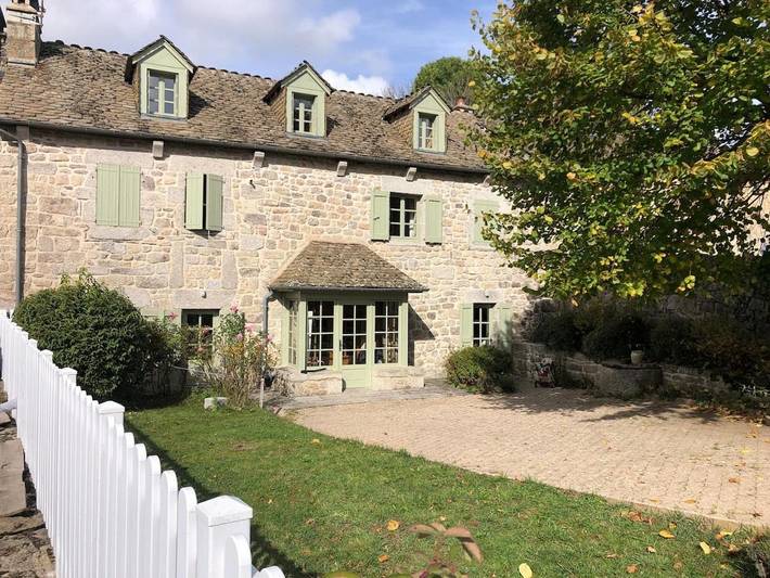 Location de vacances pour 12 personnes, avec Terrasse ainsi que Jardin et Vue dans Javols