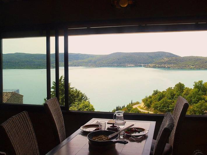 Location de vacances pour 6 personnes, avec balcon et vue à Les Salles-sur-Verdon