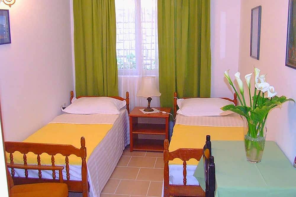 Ganze Wohnung, Cozy 2-bedroom apartment ,ground floor, with terrace, Sveti Stefan with Ac in Sveti Stefan, Opština Budva