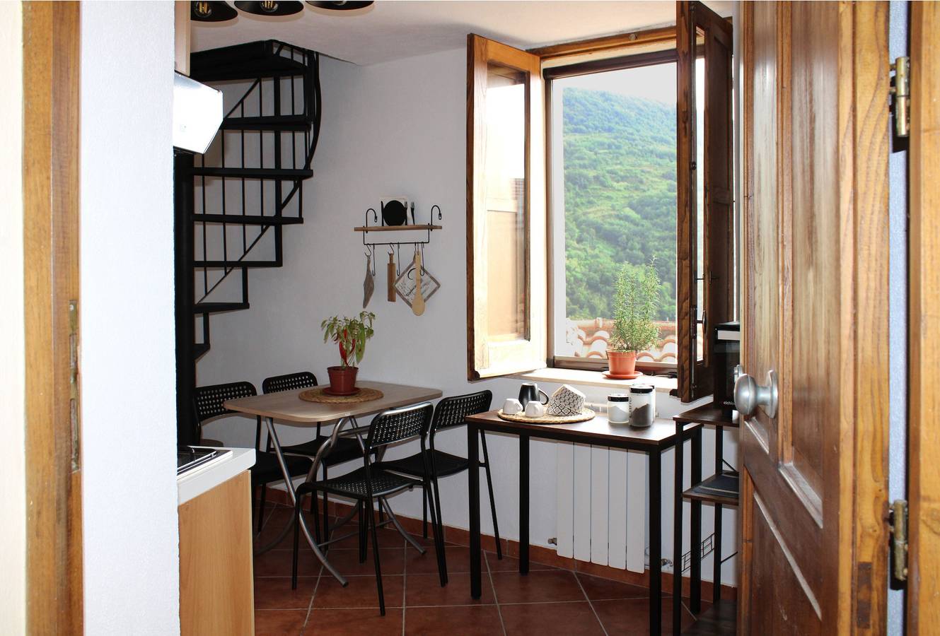 Entire apartment, Lumiravista - Alto: Maisonette with Panoramic Views in Historic Sangineto in Sangineto, Cosenza Province