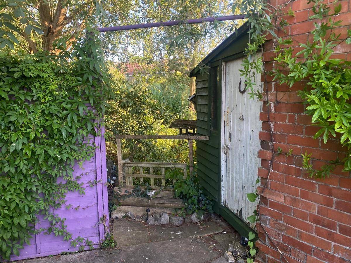 Avalon Retreat Cabin in Glastonbury, Somerset