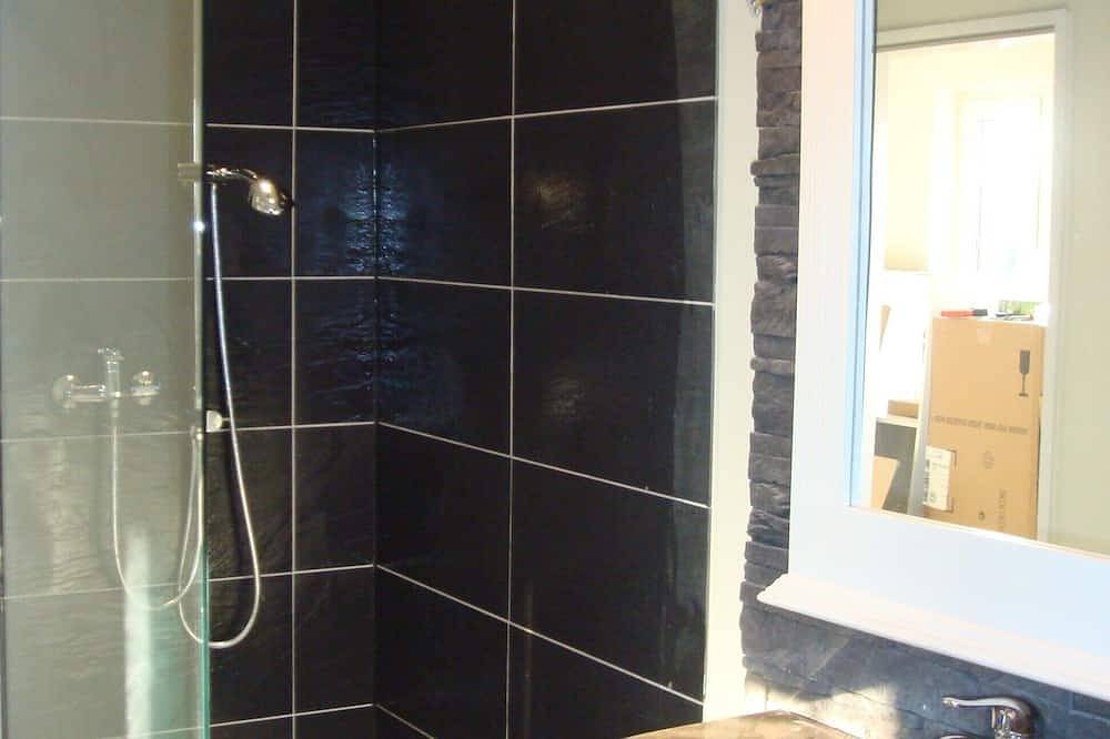 Appartement entier, Appartement meublé avec goût dans une maison de vacances récemment rénovée in Biot, Côte méditerranéenne (France)