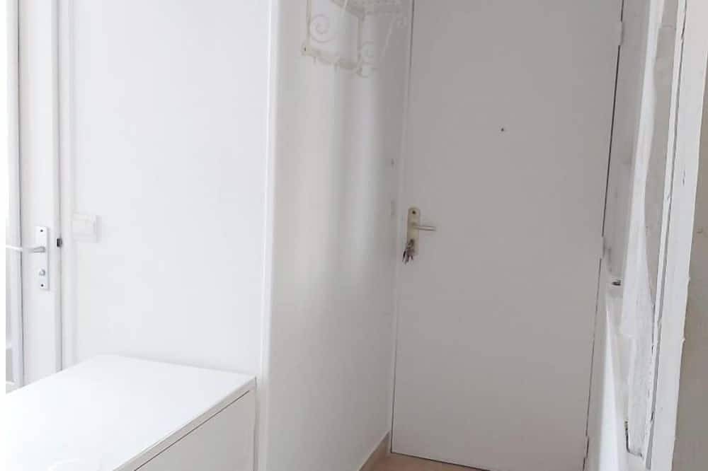 Appartement entier, Charmant studio, clair et calme, tout équipé. 2 min. métro Saint-Mandé ligne 1. in Vincennes, Val-de-Marne