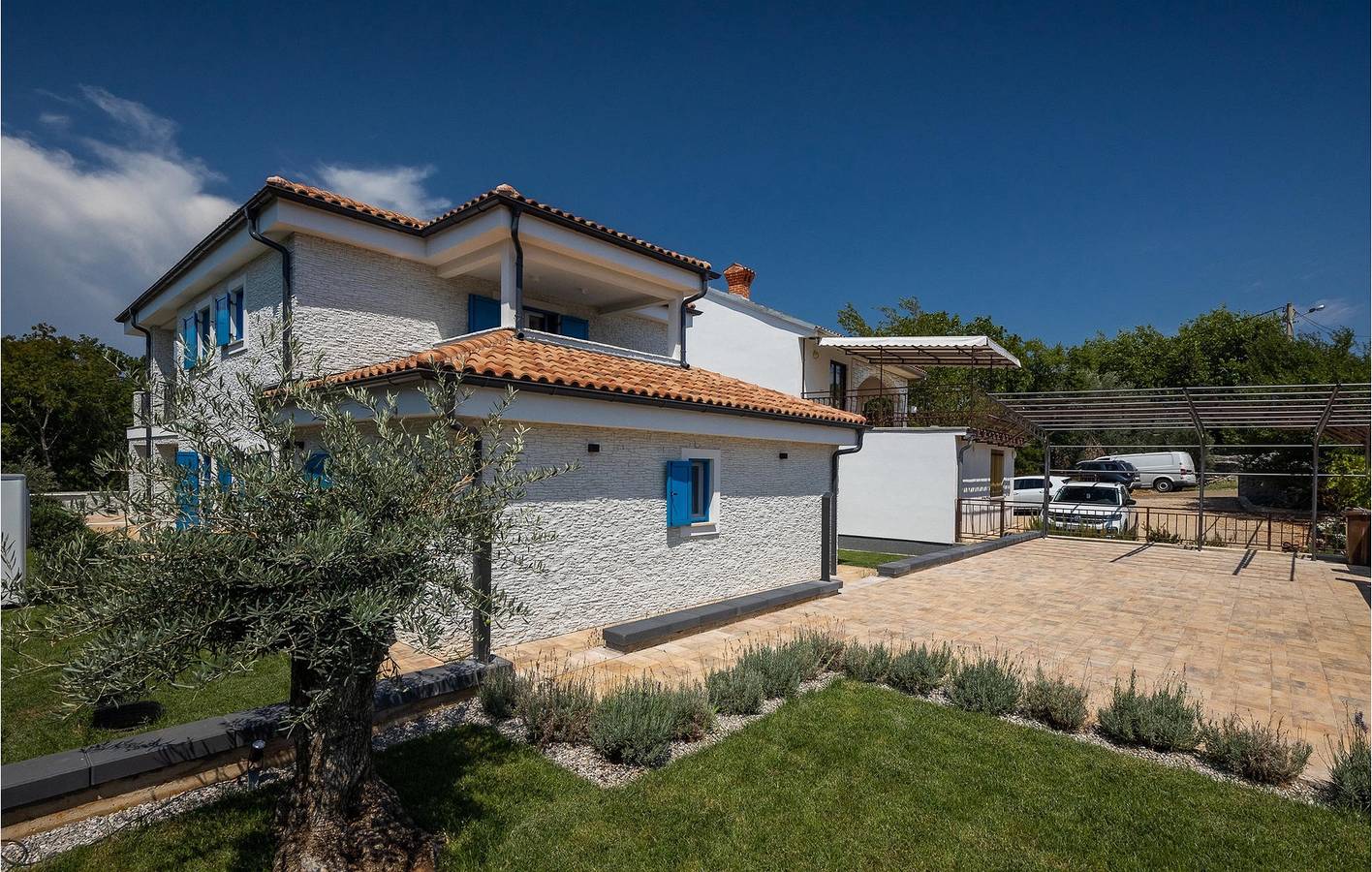 Geräumige 2-Zimmer-Wohnung mit Pool, WLAN und 2 km entferntem Strandzugang in Malinska-Dubašnica, Krk