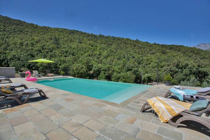 Gîte pour 4 personnes, avec Terrasse et Jardin ainsi que Piscine et Vue dans Aiti
