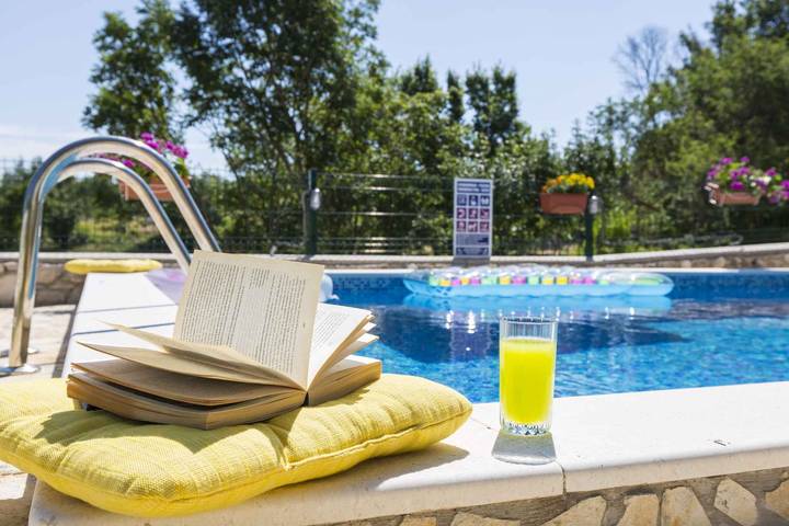 Vakantiehuis met zwembad omgeven door natuur in Labin , Oostkust Istrië