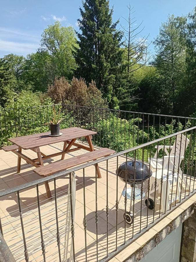 Location de vacances pour 4 personnes, avec Balcon et Terrasse ainsi que Jardin et Vue à Jouac