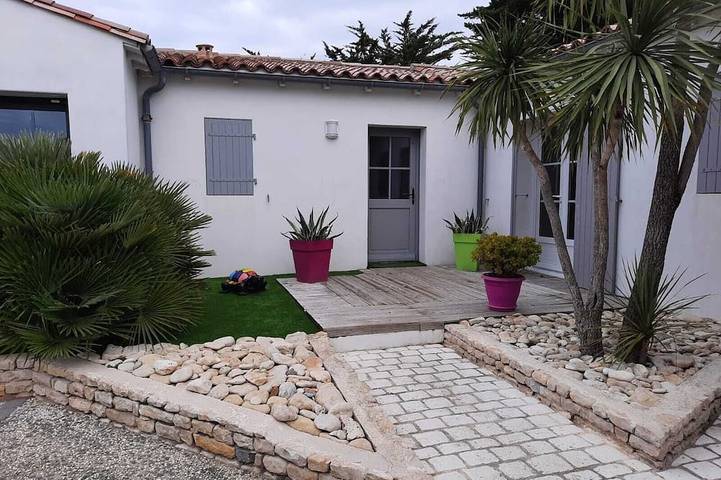 Location de vacances pour 8 personnes, avec jardin et terrasse dans Plage Du Gros Jonc Le Bois Plage En Re