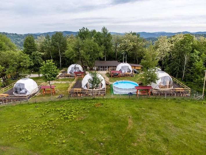Bungalow für 4 Personen, mit Terrasse und Pool sowie Ausblick und Garten in Rumänien