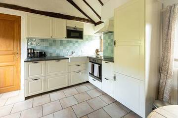 Location de vacances pour 4 personnes, avec piscine et jacuzzi ainsi que terrasse et jardin à Saint-Frézal-de-Ventalon