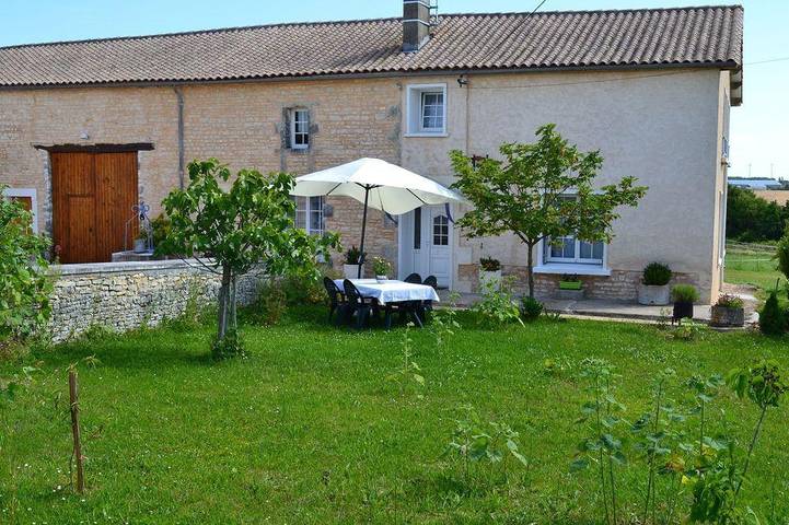 Gîte pour 6 personnes, avec jardin à Saint-Angeau