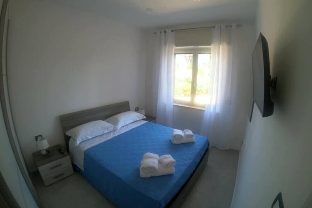 Entire apartment, Holiday Home 'Paestum Eden' with Sea View, Wi-Fi and Air Conditioning in Licinella - Torre di Paestum, Cilento