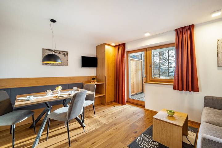 Entire apartment, Apartment 'Hubertus - Sonnklar' with Mountain View, Private Terrace and Wi-Fi in Hohe Tauern, Sand in Taufers