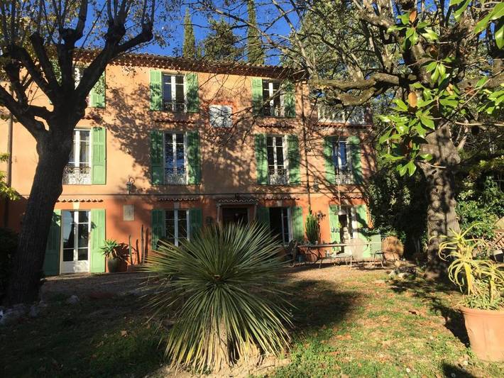 Location de vacances pour 3 personnes, avec vue ainsi que jardin et piscine à Tourrettes - 3