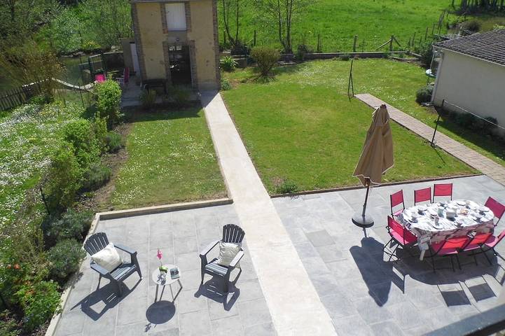 Location de vacances pour 8 personnes, avec Terrasse et Jardin à Tannerre-en-Puisaye