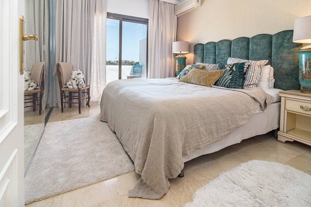 Ganze Wohnung, Lag - Spacious townhouse with private jacuzzi in Los Arqueros Golf and Country Club, Benahavís