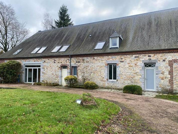 Location de vacances pour 8 personnes, avec terrasse et jardin à Momignies