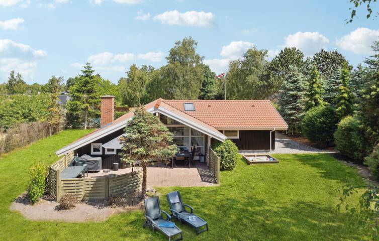 Ferieudlejning for 9 personer, med have og terrasse såvel som jacuzzi og sauna i Hummingen
