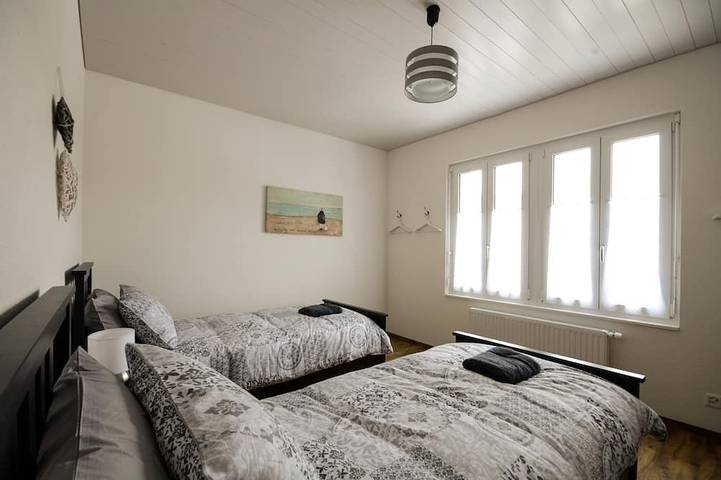 Geheel appartement, Stijlvol nieuw appartement op 3 minuten lopen van station Interlaken West. in Interlaken, Meer van Thun