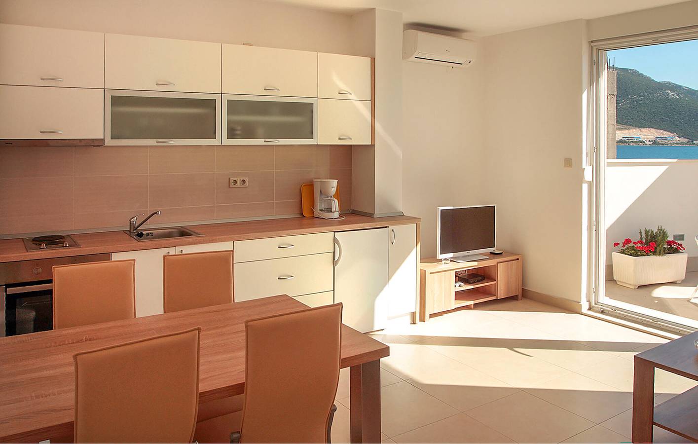 Ganze Ferienwohnung, Apartment mit Meerblick, Terrasse, WLAN und Parkplatz – 1,5 km zum Strand in Klek, Dubrovnik-Neretva