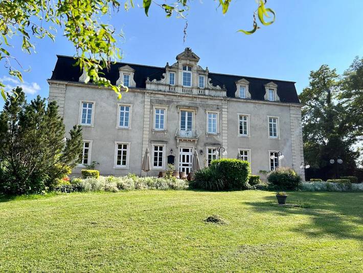 Gîte pour 22 personnes, avec piscine ainsi que vue et terrasse dans Nantilly