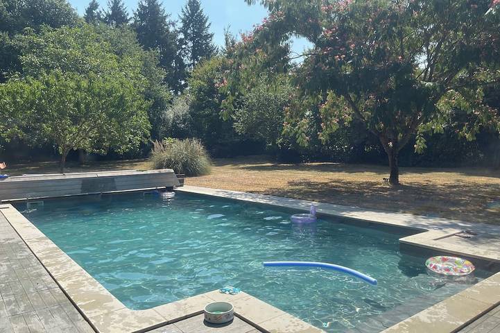 Gîte pour 4 personnes, avec jardin et piscine à Brux