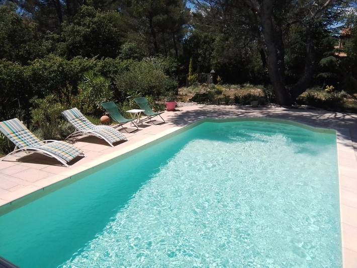 Location de vacances pour 2 personnes, avec Terrasse ainsi que Jardin et Piscine à Murs