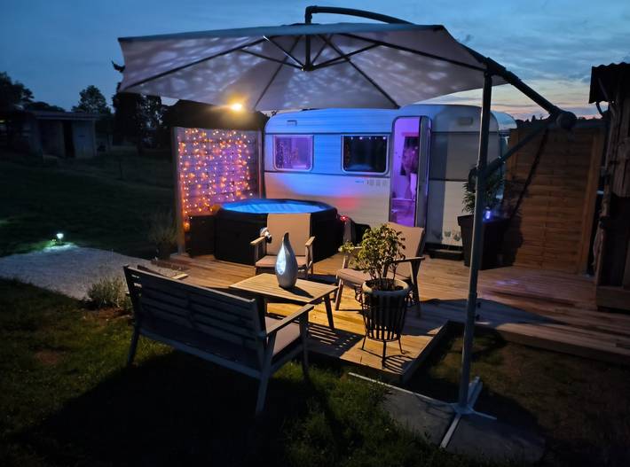 Caravane pour 2 personnes, avec jacuzzi et terrasse