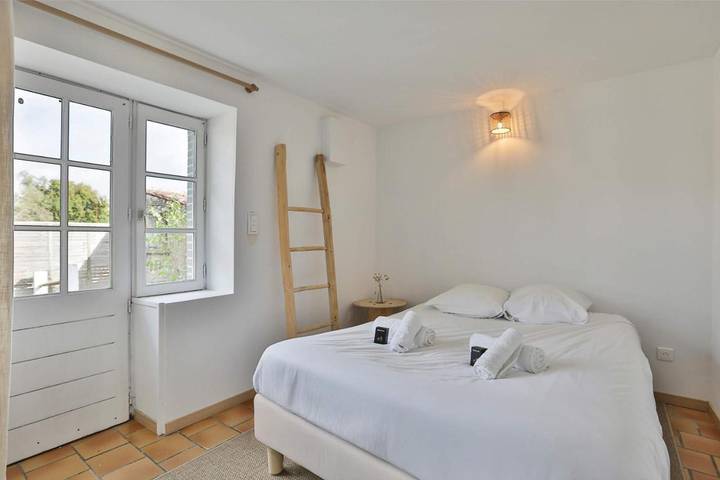 Location de vacances pour 10 personnes, avec piscine ainsi que jardin et terrasse dans Office De Tourisme De Longeville Sur Mer - 4