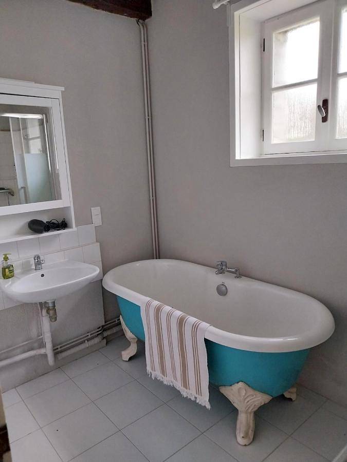 Location de vacances pour 2 personnes, avec piscine et terrasse à Chillac - 2