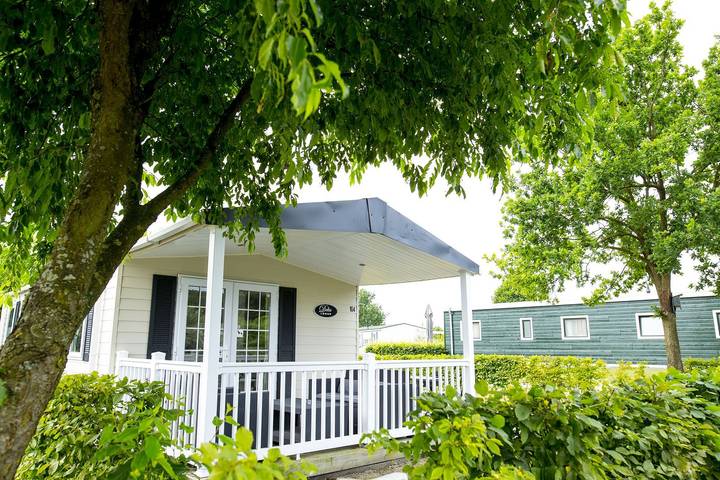 Lodge voor 4 personen, met terras en balkon/terras in Noord-Brabant