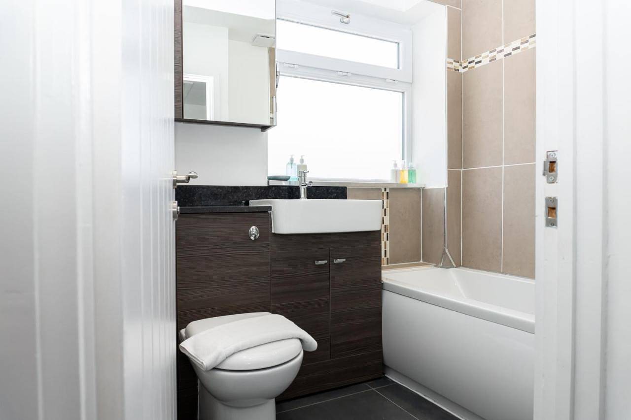 Entire apartment, Inspiration by Olauda Sa - 3 Bed House with Free Parking in Swindon, North Wessex Downs