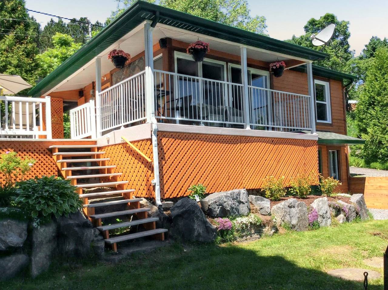 Charming Chalet in Sainte-Thècle with Jacuzzi in Quebec