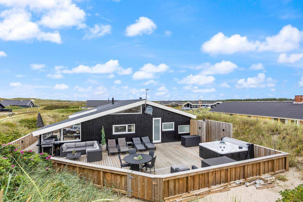 Beach-close holiday home with outdoor hot tub and sauna in Hvide Sande, Holmsland Klit