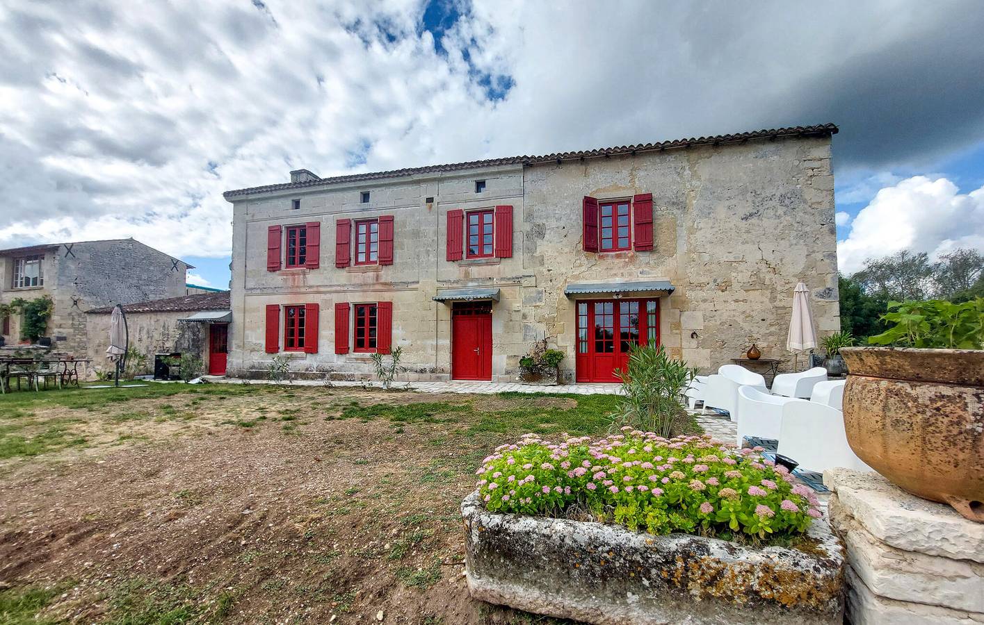 Acogedor apartamento con piscina, jardín y wifi cerca del río Charente in Les Gonds, Saintes region