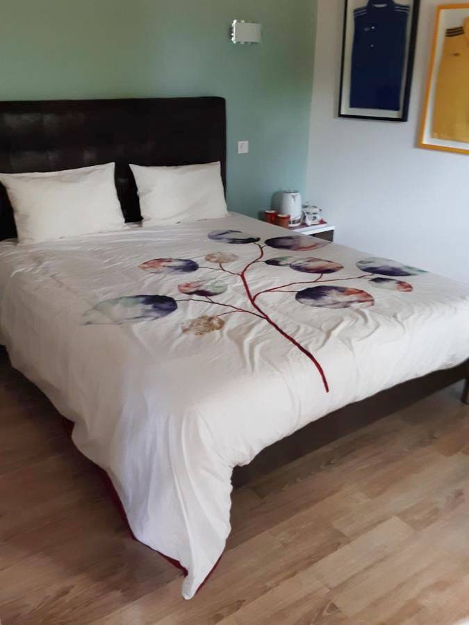 Standard Double Room with Shared Bathroom in Culhat, Région de Thiers