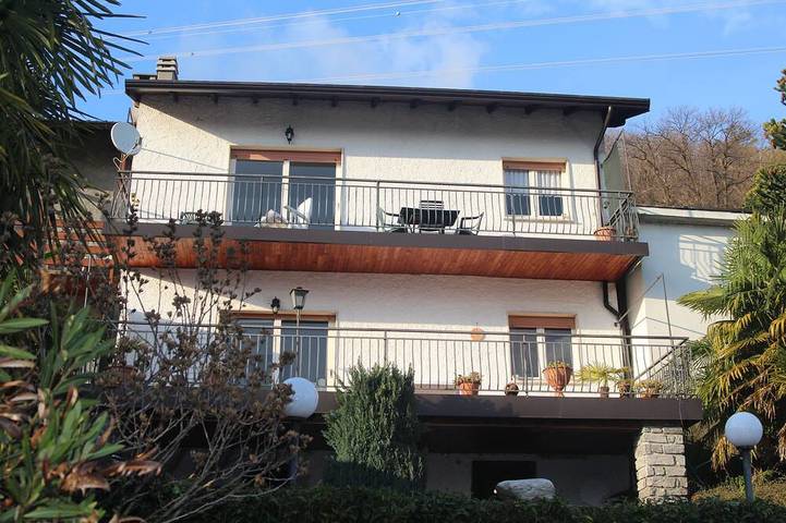 Apartamento entero, Sunny Vacation Apartments In A Quiet Location With A Fantastic Lake View in Agra, Lago Maggiore en Lombardía