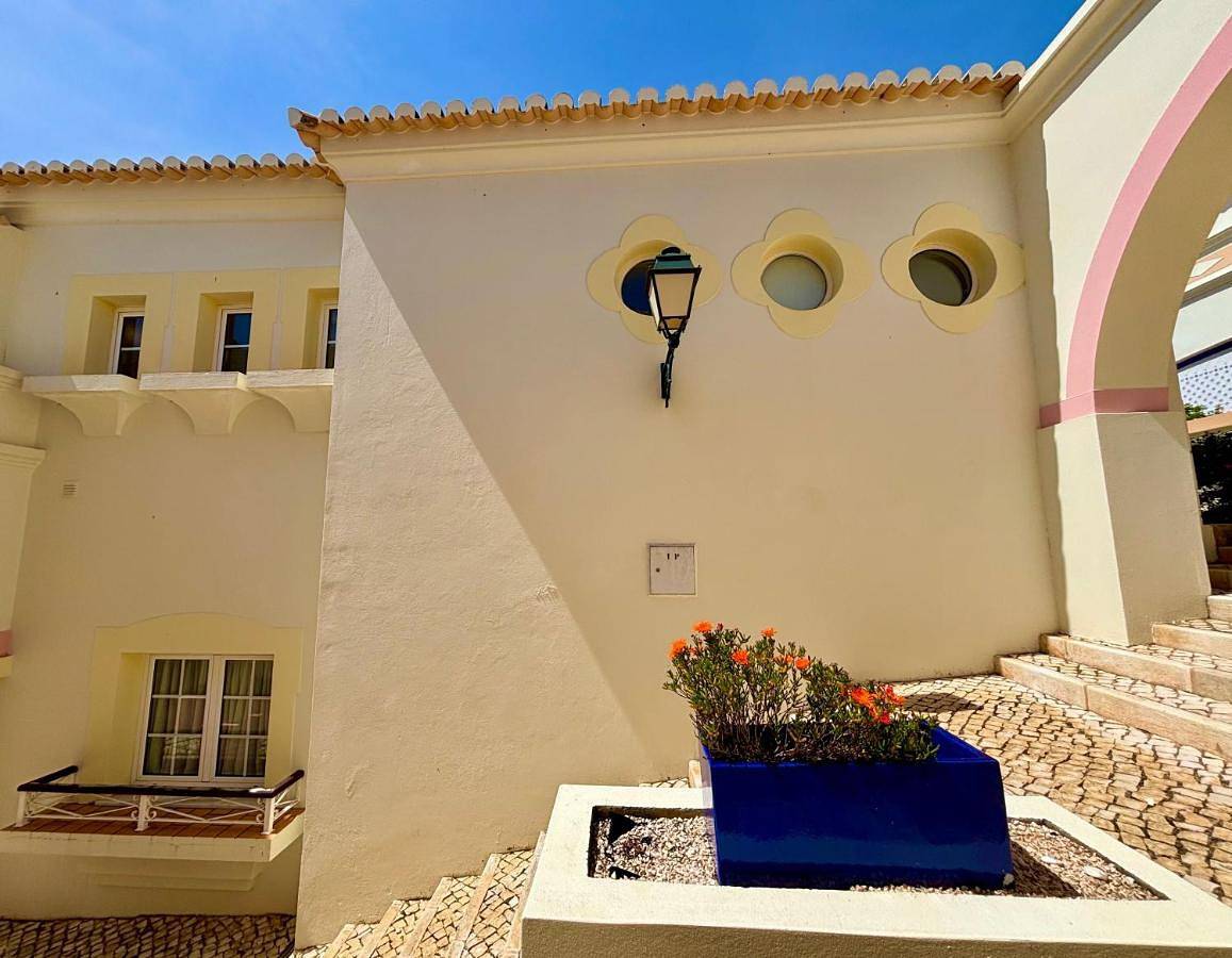 Three-Bedroom House in Budens, Distrito de Faro