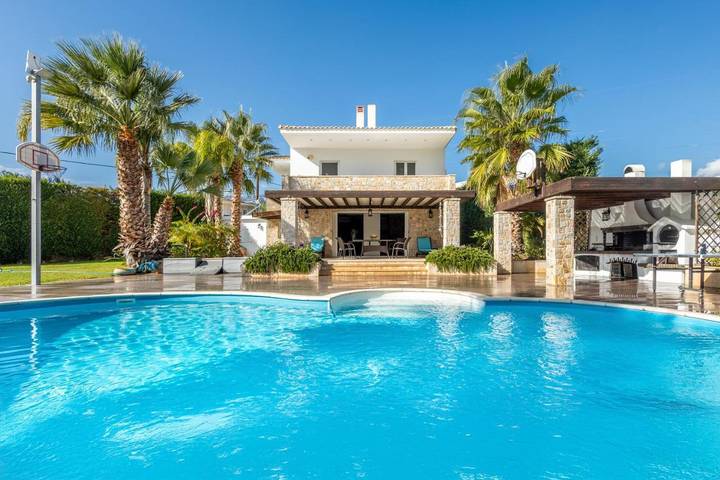 Ferienhaus für 8 Personen, mit Balkon und Terrasse sowie Garten und Pool in Loutraki