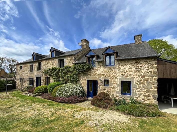Location de vacances pour 8 personnes, avec Balcon et Jacuzzi ainsi que Terrasse et Vue à Bonnemain