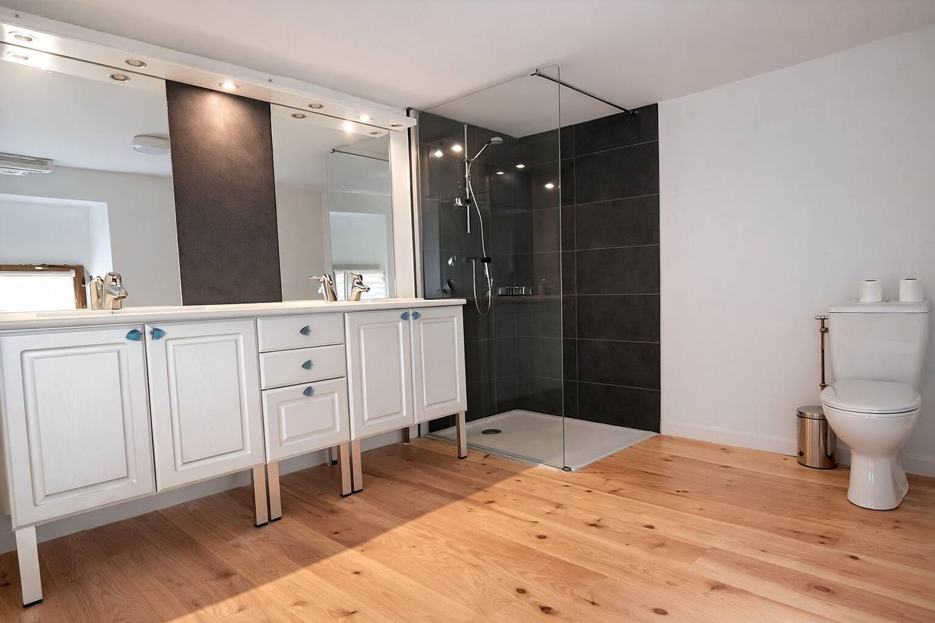Charaktervolles Ferienhaus für Erholungssuchende in ruhigem Weiler in Merle-Leignec, Montbrison