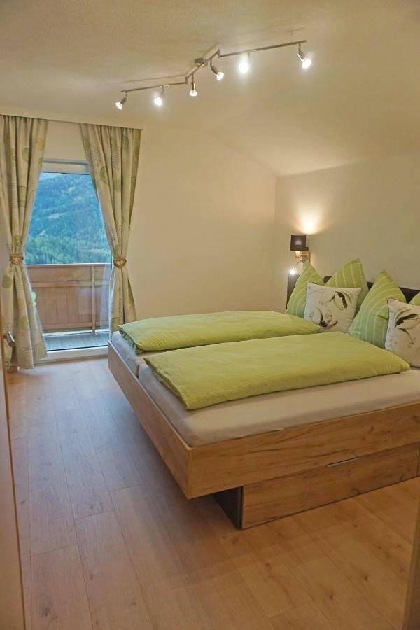 Ferienwohnung für 4 Personen, mit Balkon und Terrasse sowie Garten und Ausblick