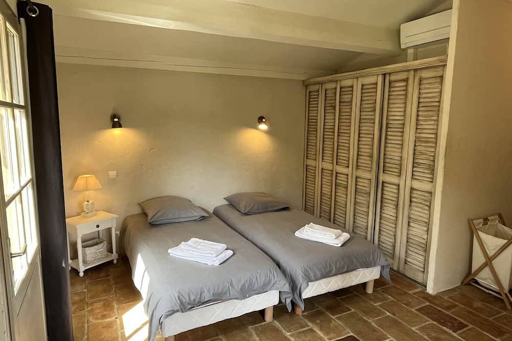 Mas familial face au Pic Saint Loup avec piscine chauffée et Jacuzzi extérieur in Valflaunès, Côte méditerranéenne (France)