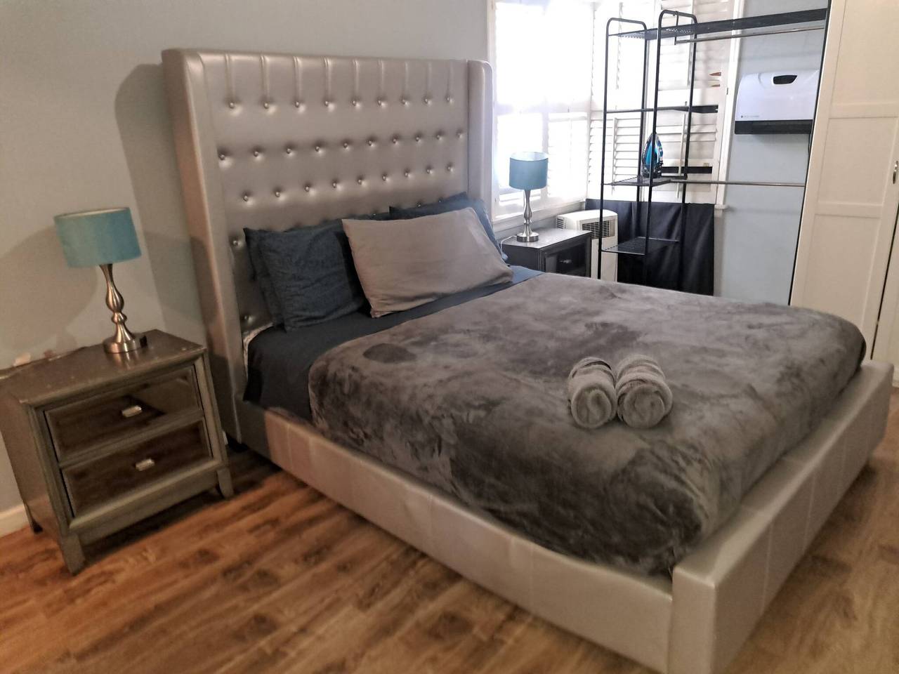 Ganze Wohnung, Geräumiges Apartment mit 1 Schlafzimmer in Beverly Hills in Los Angeles, Los Angeles County