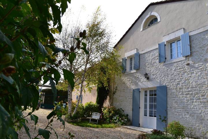 Gîte pour 4 personnes, avec jardin dans Saint-Genis-d'Hiersac