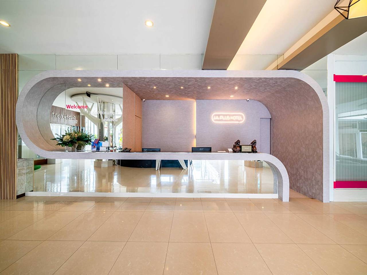 Häpnadsväckande Deluxe Triple vid söndag Ja in Pattaya, Chon Buri