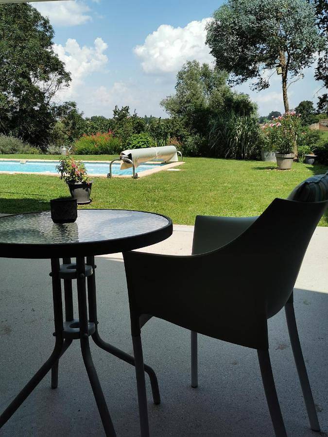Gîte pour 2 personnes, avec Terrasse et Jardin ainsi que Piscine et Vue à Châtillon-sur-Chalaronne